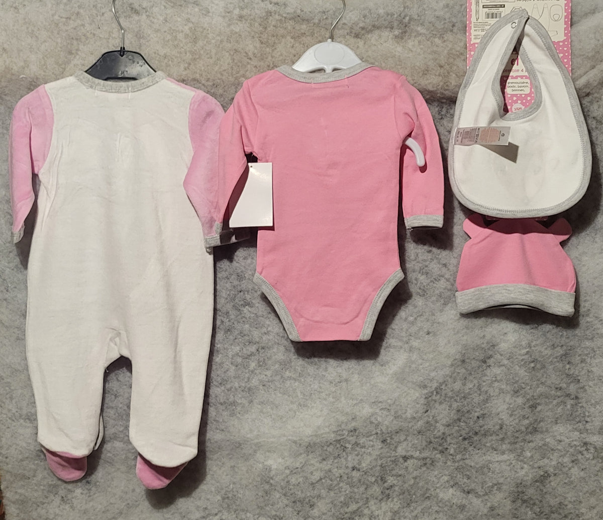 Coffret bébé fille Tom et Kiddy rose et blanc, grenouillère body bonnet bavoir 3 à 12 mois