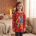 Tunique fille Noël rouge brique portée, renne géométrique jaune doré et sapin bleu-gris enneigé
