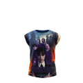 T-shirt Fille Mercredi Addams Groupe de Personnages Fond Violet Sombre – Impression Sublimée Full Print – Coupe High-Low – 6 à 16 ans – Neuf