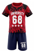 Ensemble Garçon « University 68 » – T-shirt Rouge Imprimé & Short Bleu Marine Assorti – 2 à 8 ans – Neuf