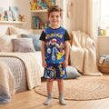 Ensemble garçon Pokémon bleu porté, t-shirt Sacha Ondine Pierre et Pikachu avec short assorti et manches noires