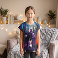T-shirt fille Mercredi Addams et quatre autres personnages sur décor bleu violet et orange, porté par une enfant