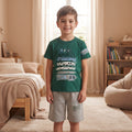 Ensemble garçon Cool Gamer porté, t-shirt vert à manette et short gris chiné avec inscription Gamer
