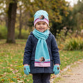 Ensemble hiver Disney Vaiana porté, bonnet et écharpe turquoise à bandes roses et gants assortis