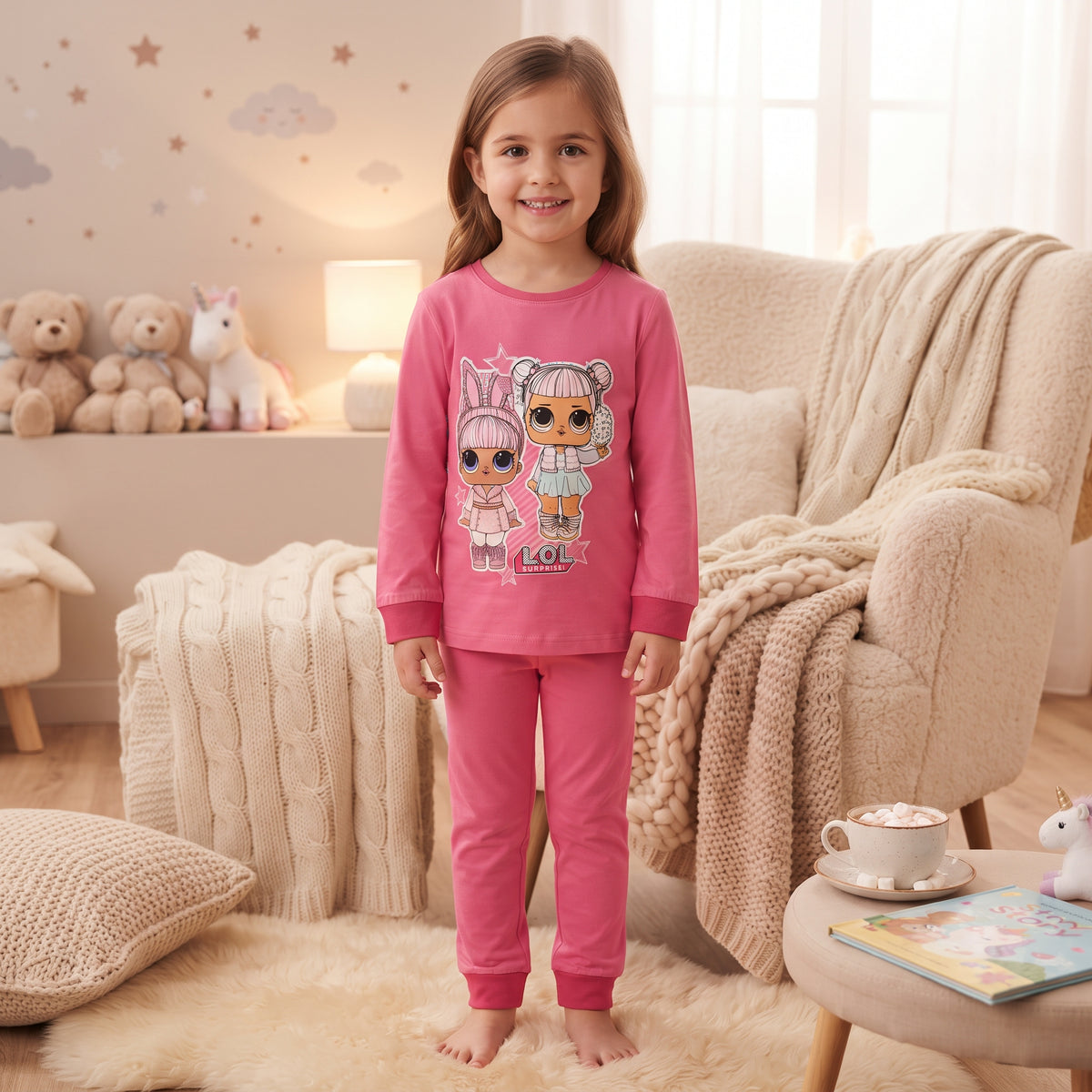 Pyjama rose fille LOL Surprise porté, deux poupées et étoiles sur le haut, pantalon uni et finitions rose foncé