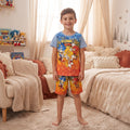 Ensemble garçon Sonic Mania porté, t-shirt et short bleu jaune orange avec manches bleu clair