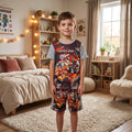 Ensemble garçon Minecraft porté avec t-shirt à manches grises et short assorti, décor sombre et lave orange