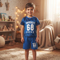Ensemble garçon bleu roi University 68 porté, t-shirt à éclaboussures et short assorti avec quatre étoiles blanches