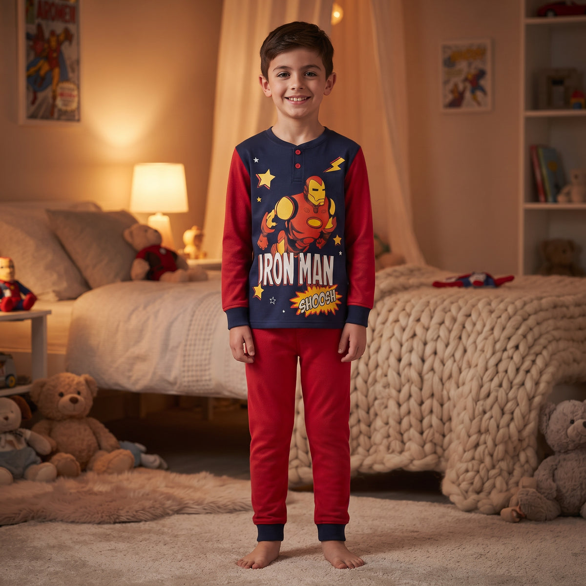 Pyjama garçon Marvel Iron Man porté, haut bleu marine à manches rouges et pantalon rouge