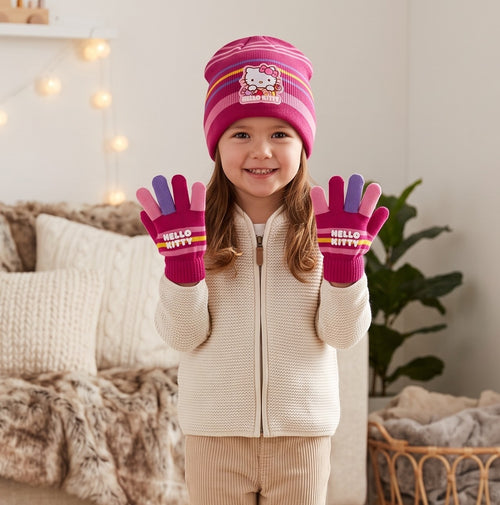 Bonnet Hello Kitty fuchsia rayé et gants assortis multicolores portés par une fille