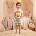 Ensemble fille Baby Shark porté, t-shirt blanc à requin jaune et short à vagues multicolores