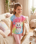 T-shirt fille multicolore avec chat Marie et deux papillons, porté avec un pantalon rose