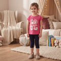 Ensemble fille Marie LOVE porté, t-shirt fuchsia à quatre illustrations de Marie et legging 3/4 bleu marine