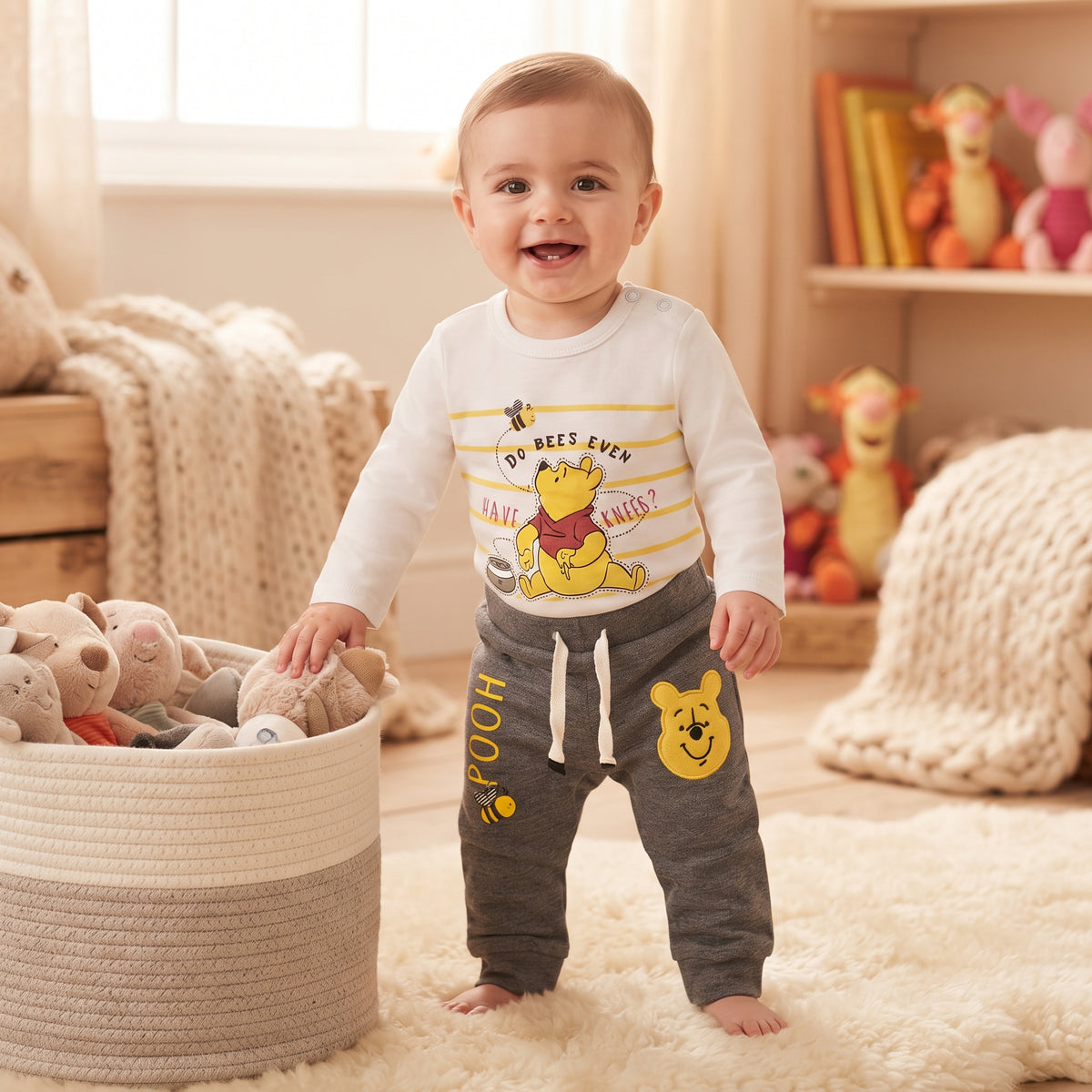 Ensemble bébé Disney Winnie porté, body blanc à lignes jaunes et pantalon gris chiné avec motifs Winnie et lien blanc