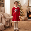 Robe de Noël fille Stitch et Angel portée, rouge à aspect velours, capuche et bordures blanches