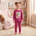 Pyjama fille LOL Surprise magenta porté, deux poupées et étoiles sur le haut, pantalon uni et finitions roses