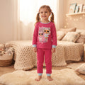 Pyjama fille LOL Surprise rose framboise porté, deux poupées sur le haut et finitions bleu ciel au col, aux poignets et aux chevilles