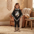 Poncho fille noir porté, licorne à sequins réversibles, col roulé chiné et bordures rayées noires et blanches