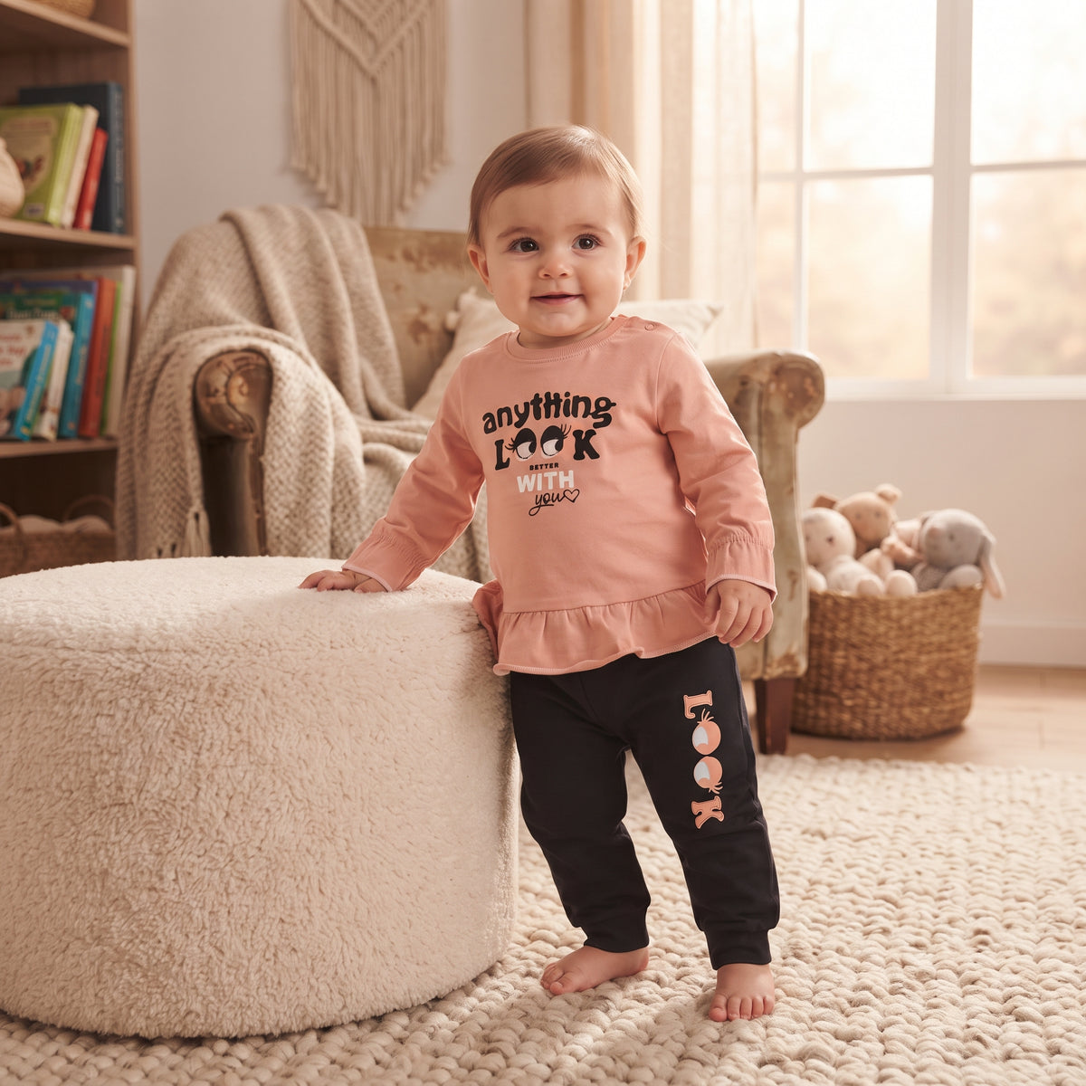 Ensemble bébé fille porté, haut rose pêche à volant et inscription avec yeux, pantalon noir LOOK
