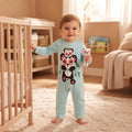 Bébé debout en grenouillère vert menthe à pandas avec son hochet panda dans une chambre lumineuse