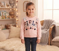 Sweat fille Papillon rose poudré GIRLS avec étoiles argentées et pompons roses et noirs, porté