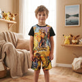 Ensemble garçon Pokémon jaune multicolore porté, t-shirt Sacha et Pikachu à manches noires et short assorti