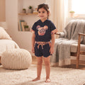 Ensemble fille bleu marine porté, crop top à capuche et silhouette souris léopard avec short aux finitions assorties