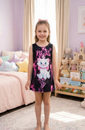 Robe fille sans manches avec motif chat Marie et papillons roses sur devant noir, portée par une enfant