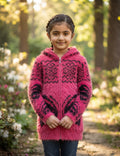 Gilet fille fuchsia duveteux porté, capuche, fermeture éclair et motifs papillons noirs