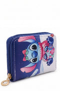 Petit Portefeuille Fille – Stitch Hiver – Bonnet Rose & Cadeau Fleuri – Bleu Marine – Simili Cuir – 13 x 10 cm – Neuf