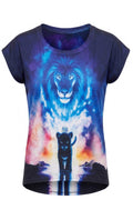 T-shirt Enfant Lion Bleu Nuit & Ciel Étoilé – Impression Sublimée Full Print – Manches Courtes – 4 à 12 ans – Neuf