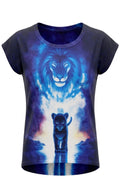T-shirt Fille Lion & Lionceau Bleu Profond – Impression Sublimée Full Print – Manches Courtes – 4 à 14 ans – Neuf